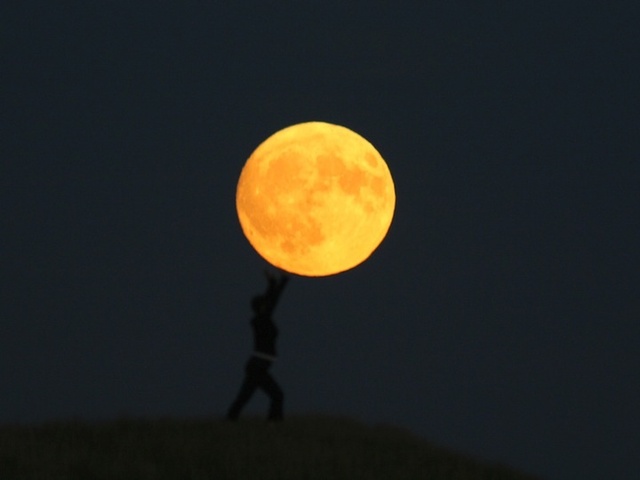 moon games night
