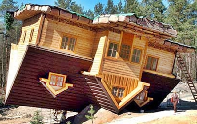 Upside-Down-House-by-Daniel-Czapiewski1