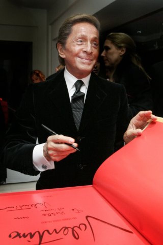 event_valentino_sign_christies_01_0711141009_id_126177