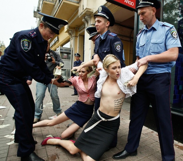 Policemen arrest activists of the women'