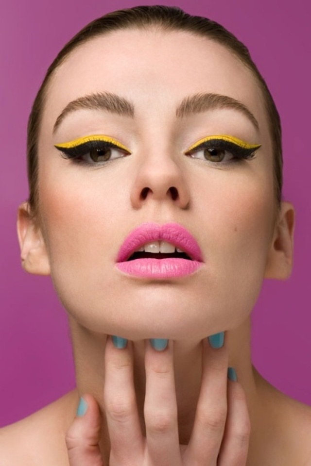 Neon-Beauty-Trend-5-Ways-to-Wear-neon-eyeliner