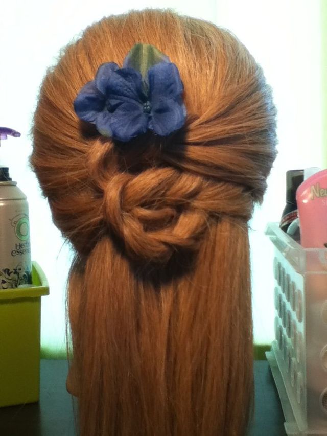 knotted half up half down 