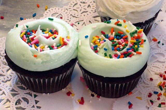 magnolia-bakery-cupcakes-590