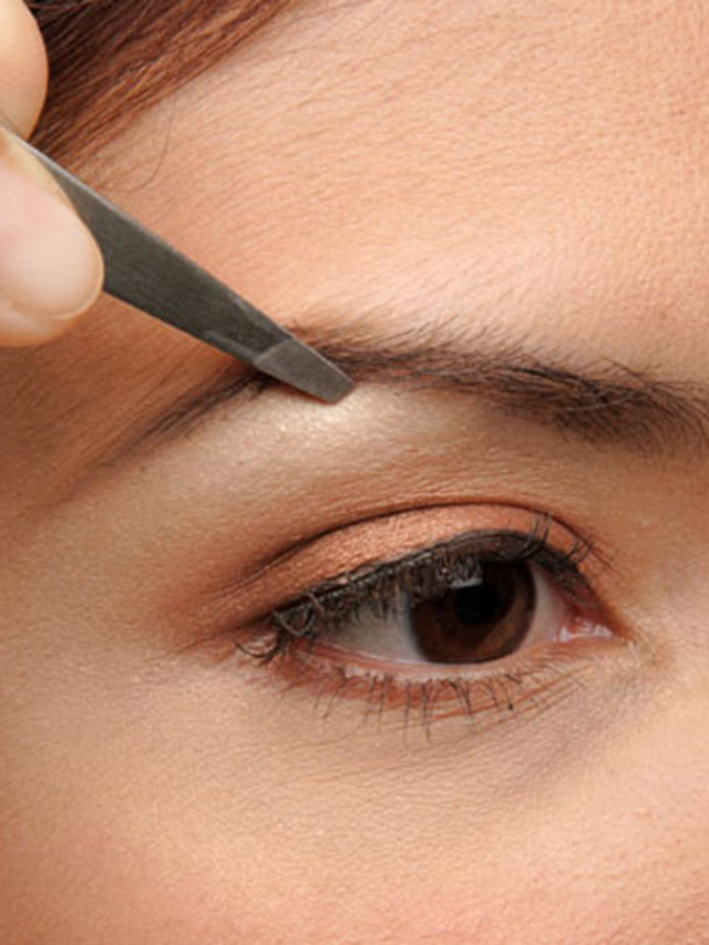 rb-tweezing-eyebrows-2-0809-de