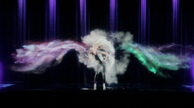 stefan-eckert-3d-holographic-show-1-600x337