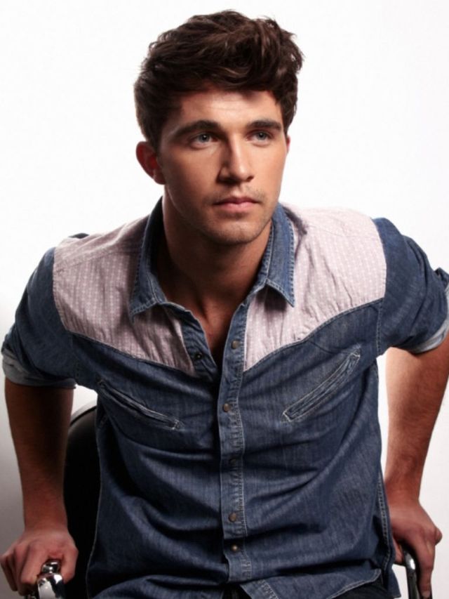 unkept men's wavy hair style