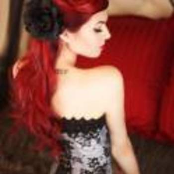 LadeeinRed 